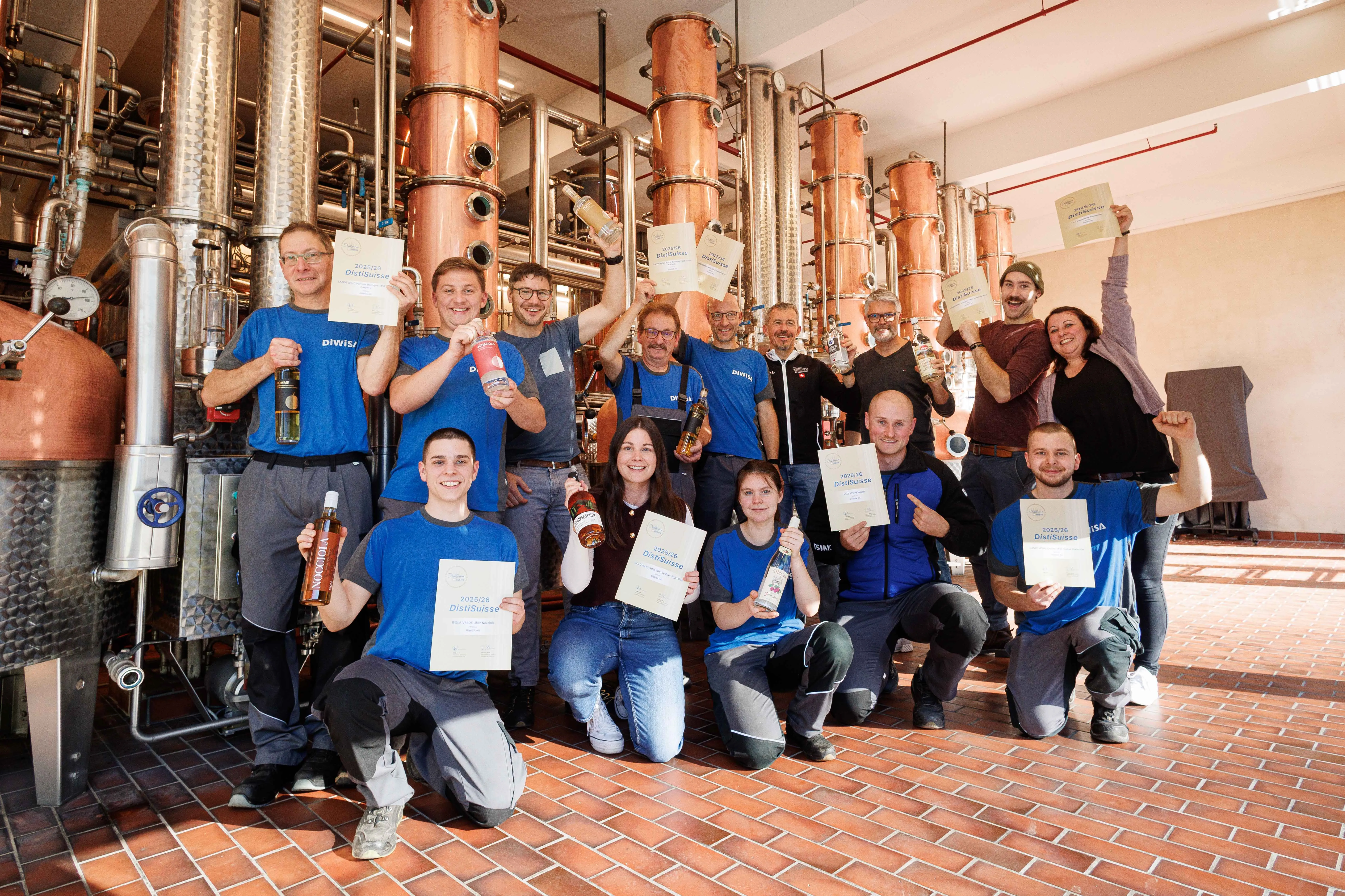 MitarbeiterInnen mit Diplom in der Hand